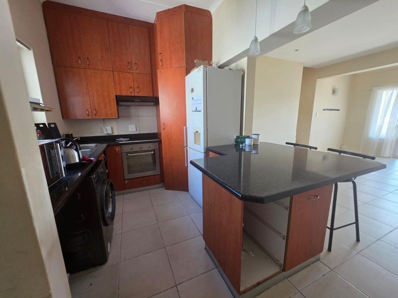 3-Bedroom Townhouse in Beacon Bay Featuring 2 Bathrooms, a Balcony and Comfortable Living - Photo 2