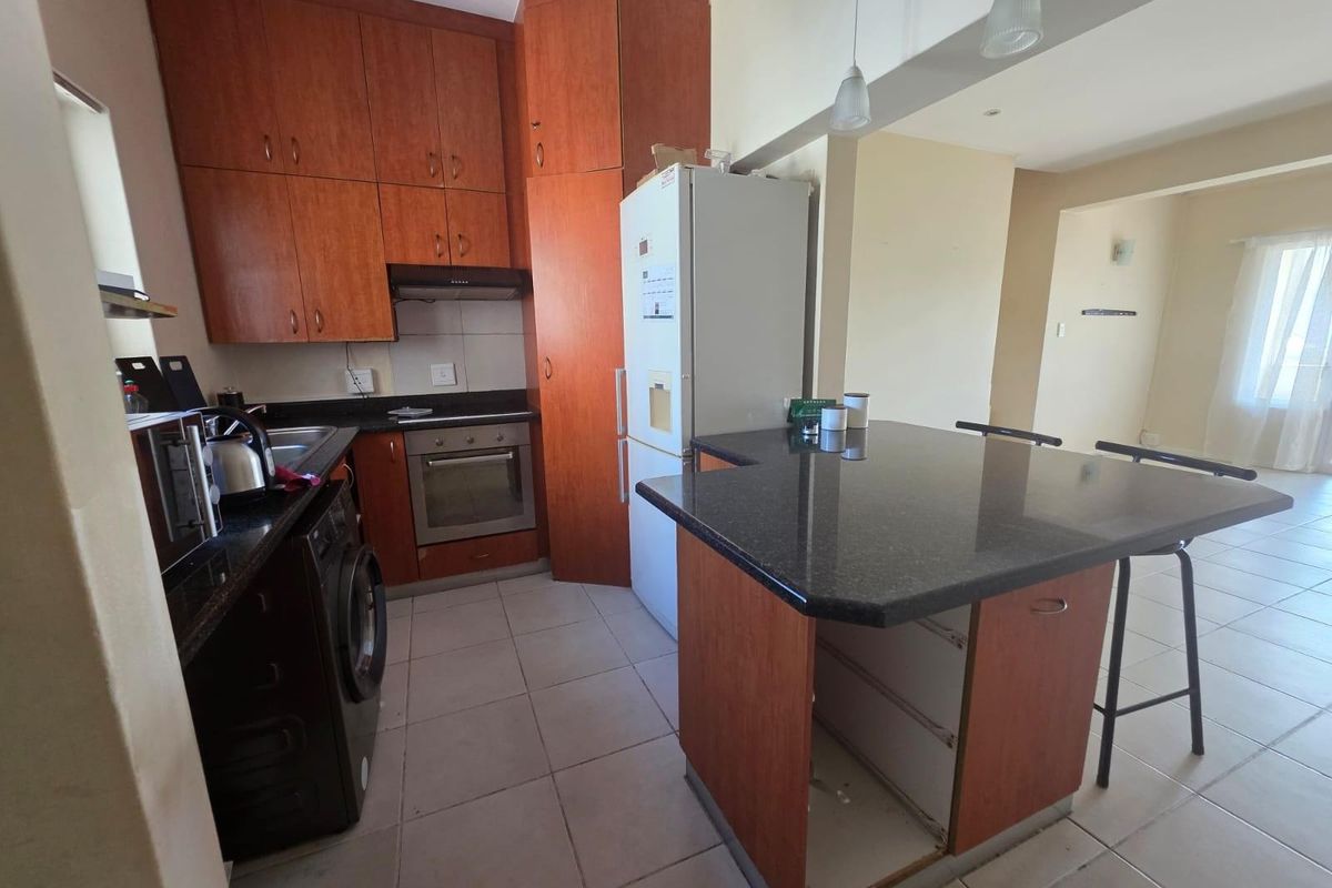 3-Bedroom Townhouse in Beacon Bay Featuring 2 Bathrooms, a Balcony and Comfortable Living - Photo 2