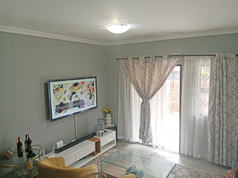 Modern Living at Its Best, What a Beautiful Family Home for Sale in Montana, Pretoria - Photo 9