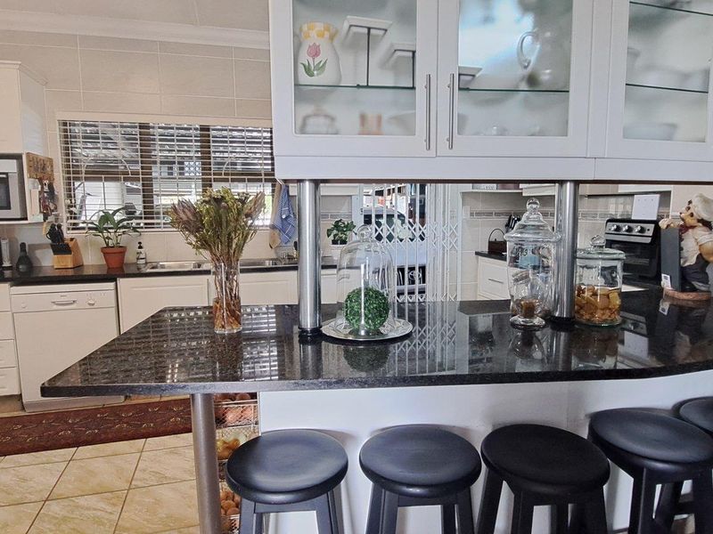 Luxury Beachfront house For Sale in Palm Beach, Port Edward, KwaZulu Natal - Photo 4