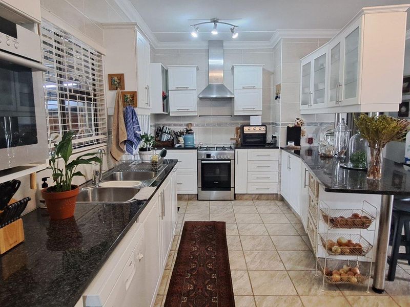 Luxury Beachfront house For Sale in Palm Beach, Port Edward, KwaZulu Natal - Photo 5