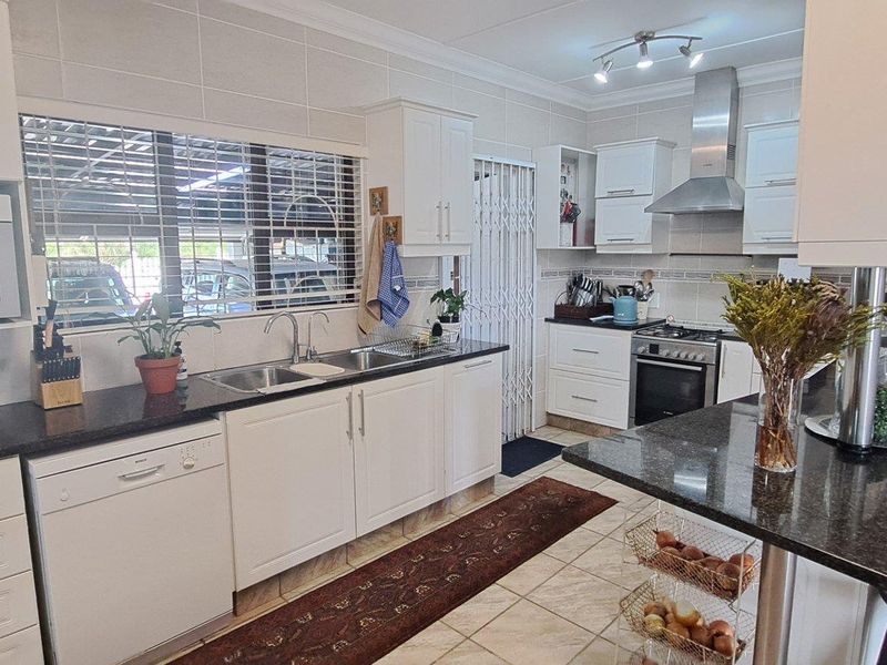 Luxury Beachfront house For Sale in Palm Beach, Port Edward, KwaZulu Natal - Photo 6