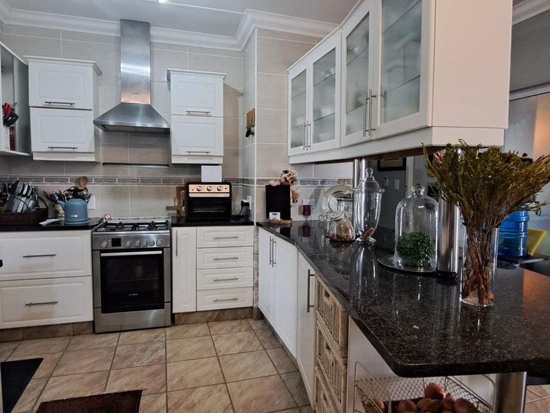 Luxury Beachfront house For Sale in Palm Beach, Port Edward, KwaZulu Natal - Photo 7