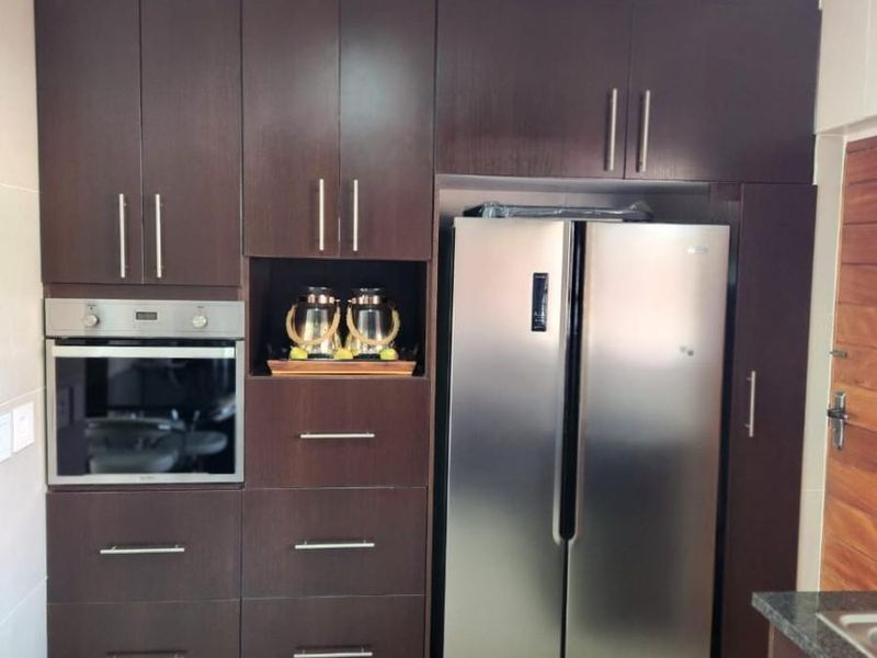 Modern 3-Bedroom Townhouse with Stylish Finishes and Outdoor Charm - Photo 6