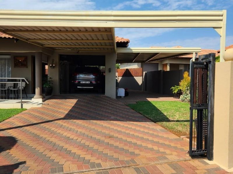 Modern 3-Bedroom Townhouse with Stylish Finishes and Outdoor Charm - Photo 2