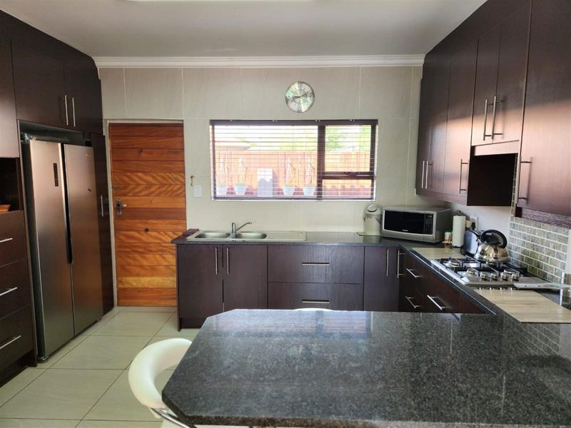 Modern 3-Bedroom Townhouse with Stylish Finishes and Outdoor Charm - Photo 4