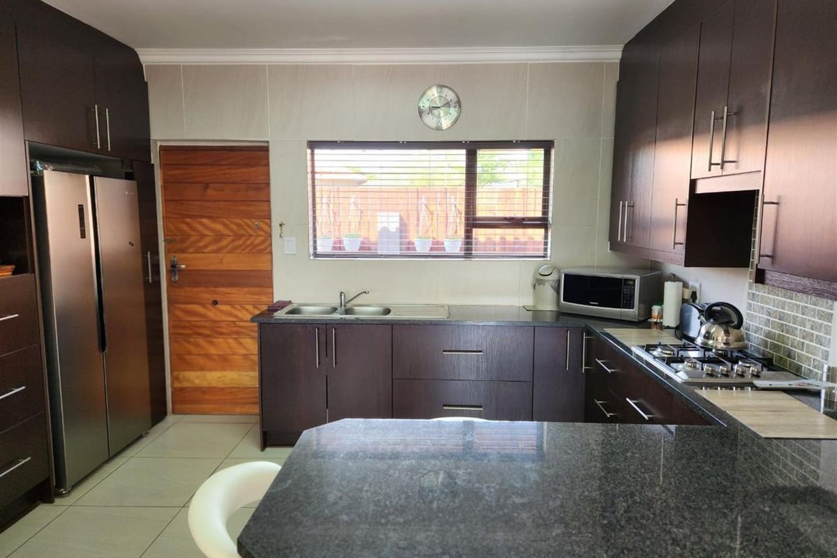 Modern 3-Bedroom Townhouse with Stylish Finishes and Outdoor Charm - Photo 4