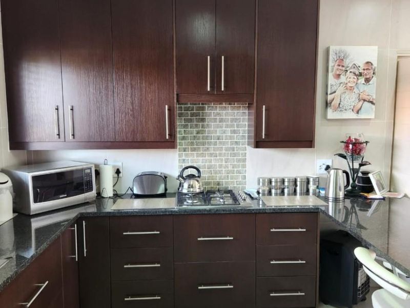 Modern 3-Bedroom Townhouse with Stylish Finishes and Outdoor Charm - Photo 5