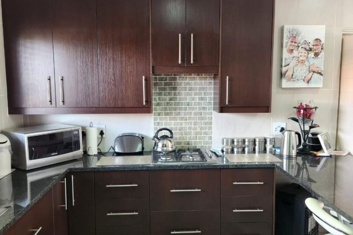 Modern 3-Bedroom Townhouse with Stylish Finishes and Outdoor Charm - Photo 5