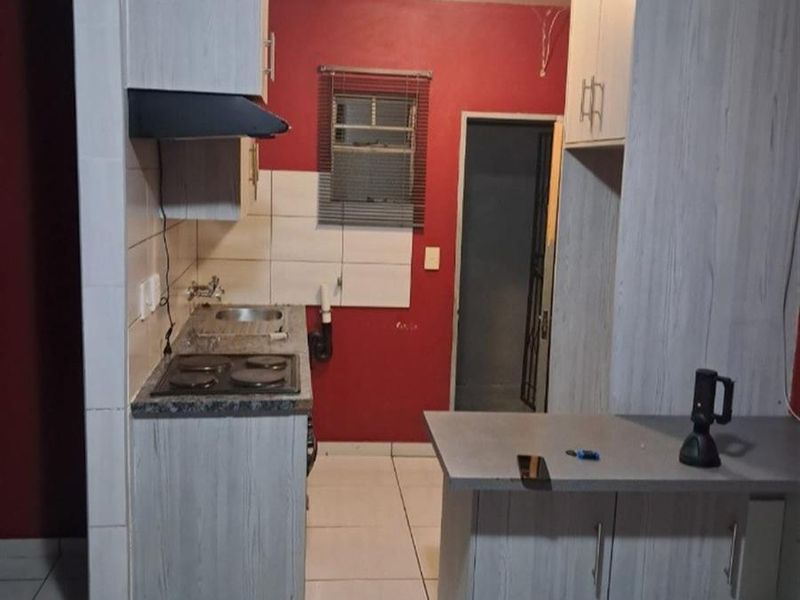 Apartment For Sale in Fleurhof, Roodepoort - Photo 2