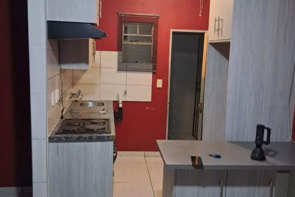 Apartment For Sale in Fleurhof, Roodepoort - Photo 2