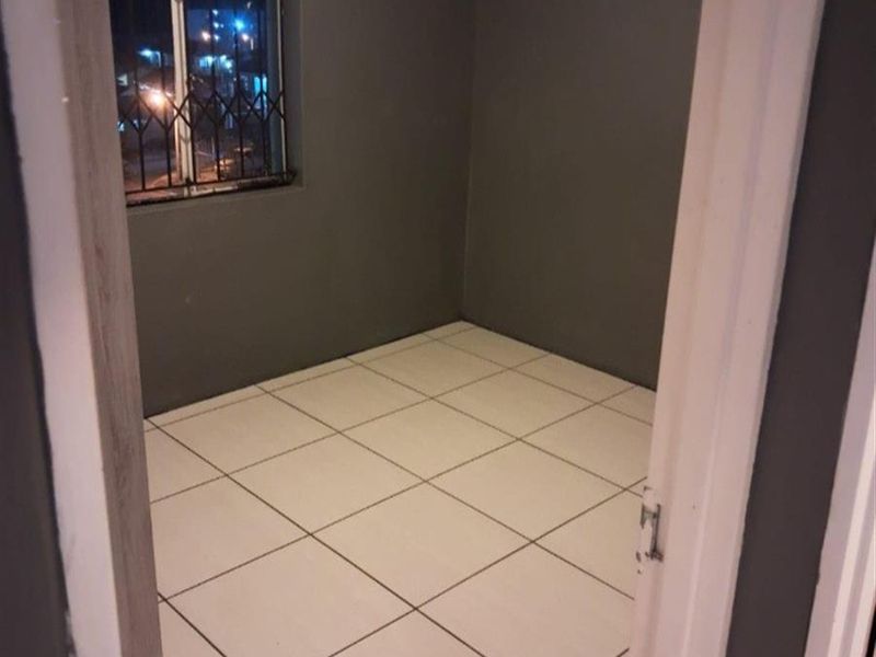 Apartment For Sale in Fleurhof, Roodepoort - Photo 4