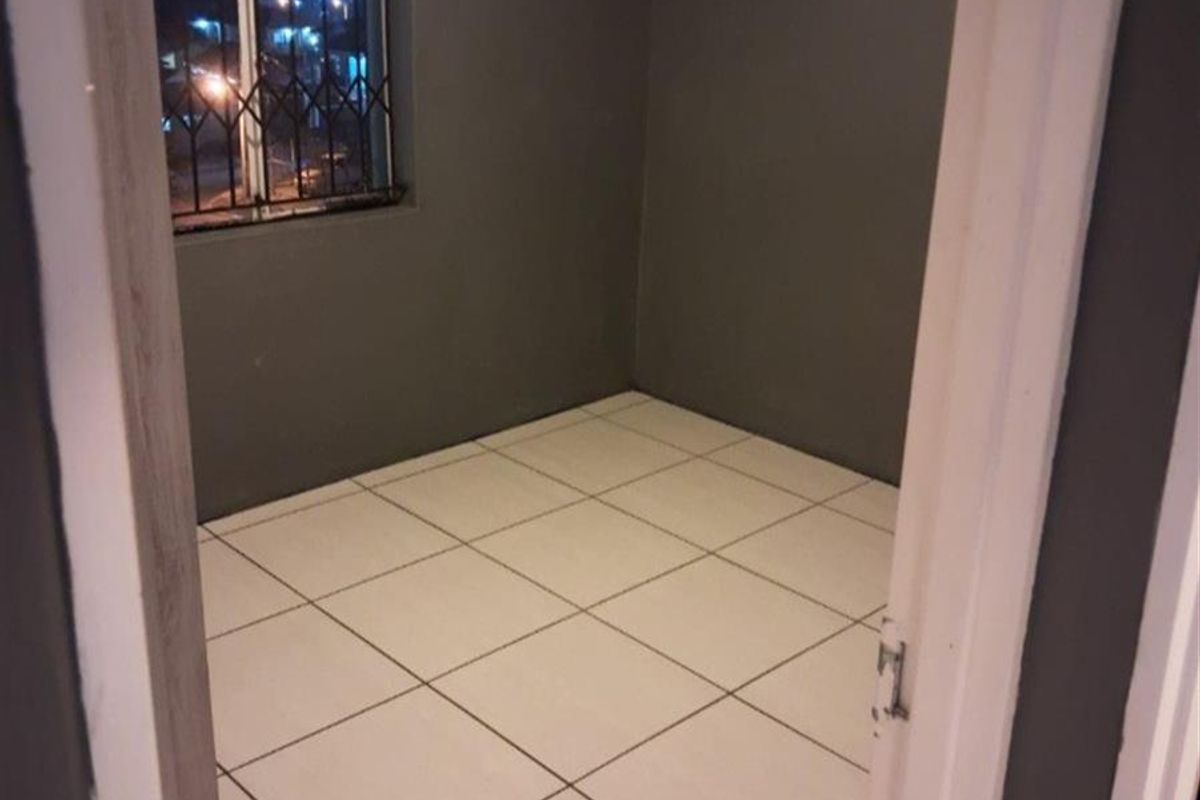 Apartment For Sale in Fleurhof, Roodepoort - Photo 4