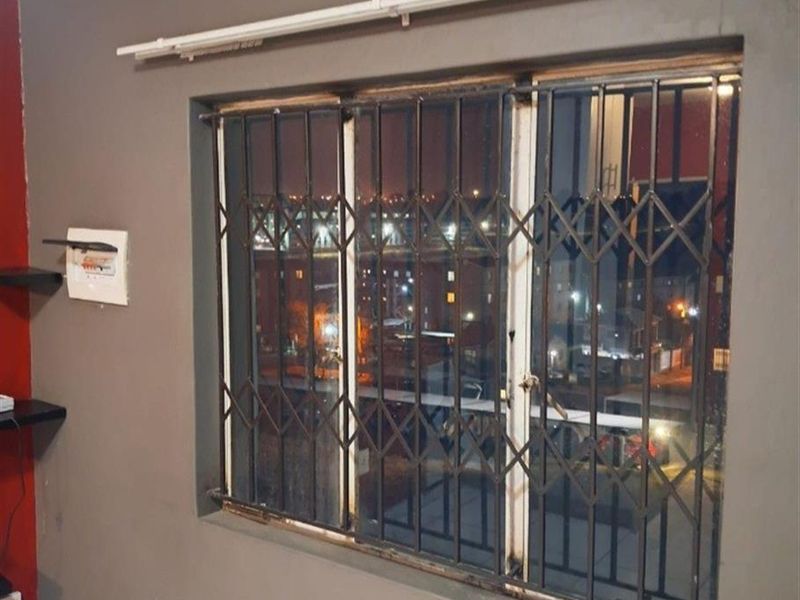 Apartment For Sale in Fleurhof, Roodepoort - Photo 7