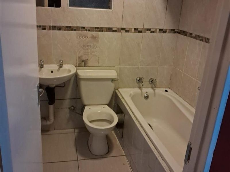 Apartment For Sale in Fleurhof, Roodepoort - Photo 5