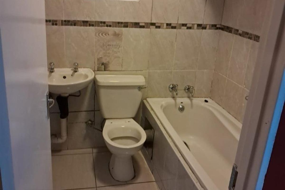 Apartment For Sale in Fleurhof, Roodepoort - Photo 5