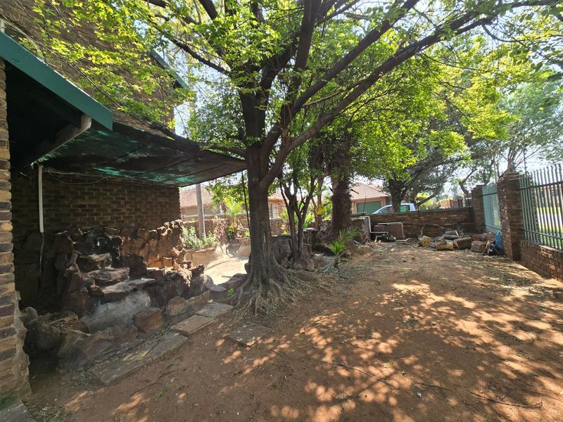 Spacious Double-Storey Home with Endless Potential - 8 Bedrooms, 7 Bathrooms, and Space for Everyone - Photo 2