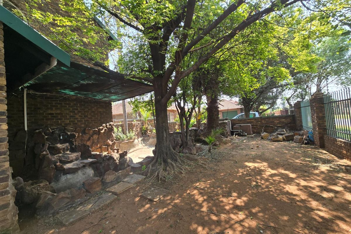 Spacious Double-Storey Home with Endless Potential - 8 Bedrooms, 7 Bathrooms, and Space for Everyone - Photo 2