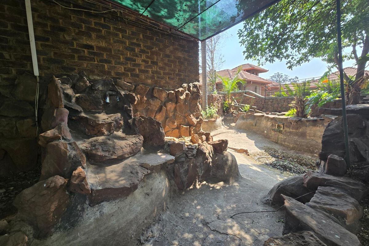 Spacious Double-Storey Home with Endless Potential - 8 Bedrooms, 7 Bathrooms, and Space for Everyone - Photo 3