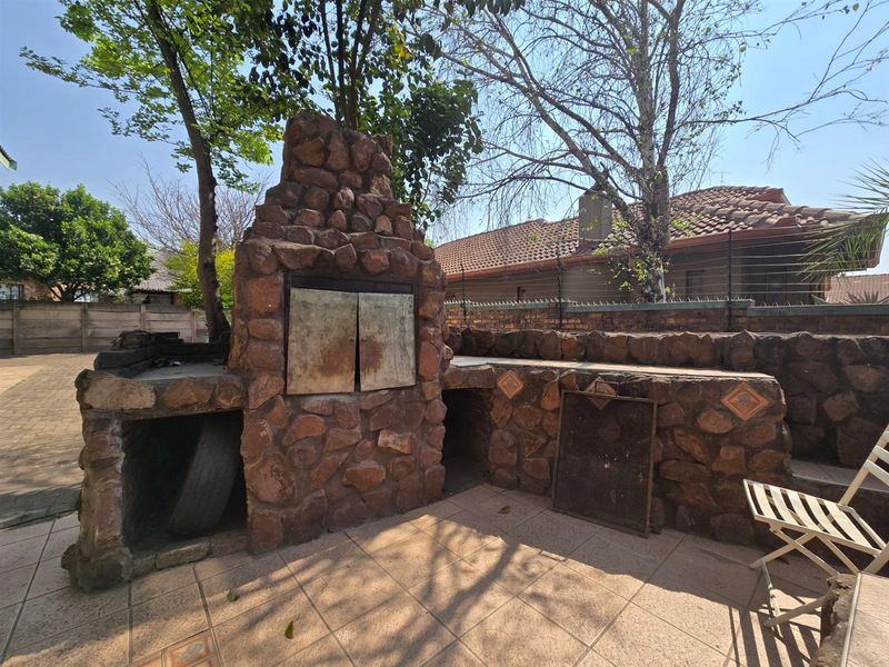 Spacious Double-Storey Home with Endless Potential - 8 Bedrooms, 7 Bathrooms, and Space for Everyone - Photo 9