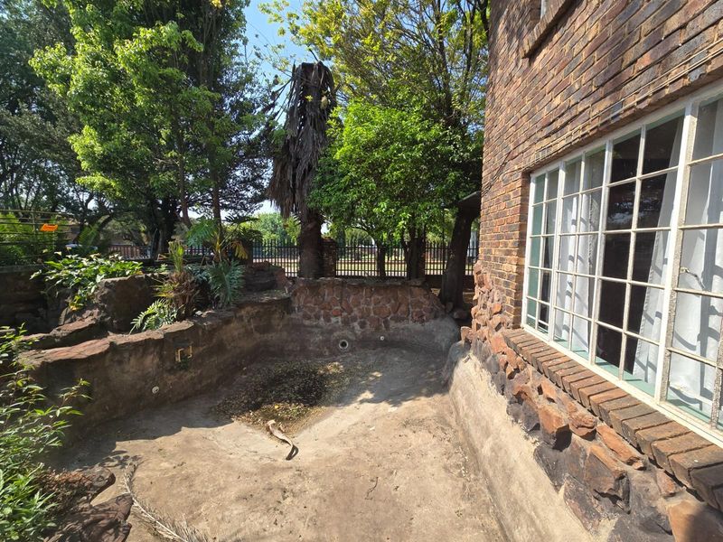 Spacious Double-Storey Home with Endless Potential - 8 Bedrooms, 7 Bathrooms, and Space for Everyone - Photo 8