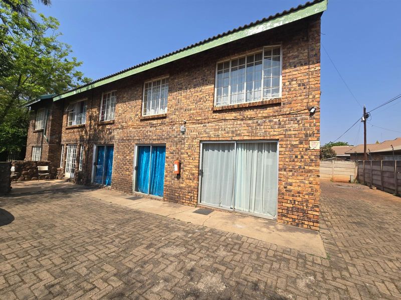 Spacious Double-Storey Home with Endless Potential - 8 Bedrooms, 7 Bathrooms, and Space for Everyone - Photo 7