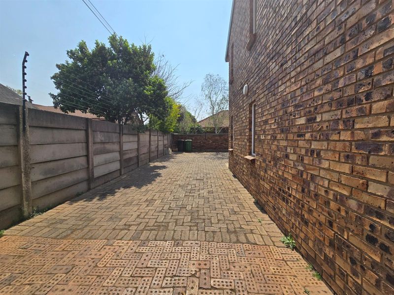 Spacious Double-Storey Home with Endless Potential - 8 Bedrooms, 7 Bathrooms, and Space for Everyone - Photo 6