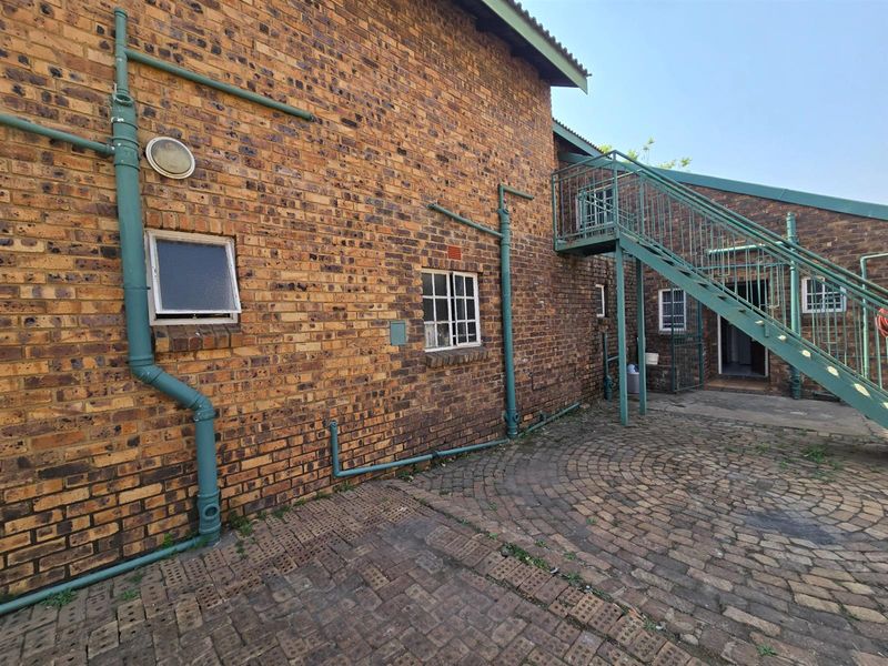 Spacious Double-Storey Home with Endless Potential - 8 Bedrooms, 7 Bathrooms, and Space for Everyone - Photo 5