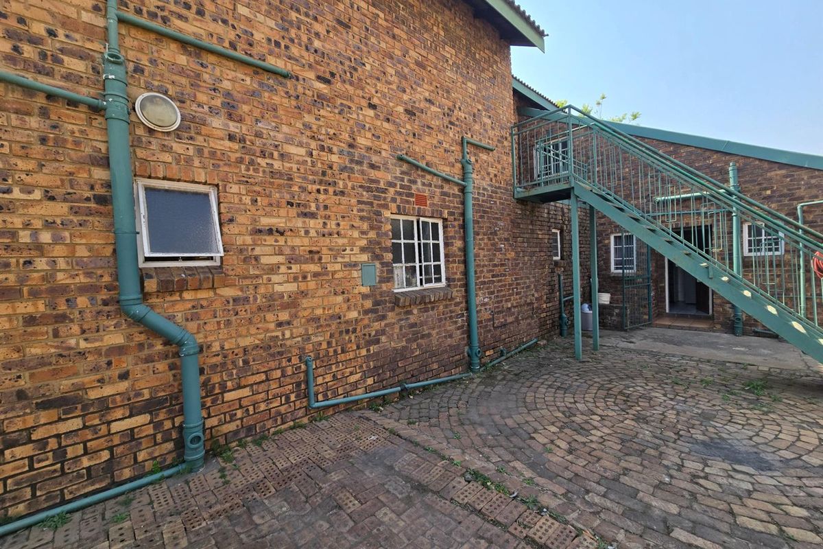 Spacious Double-Storey Home with Endless Potential - 8 Bedrooms, 7 Bathrooms, and Space for Everyone - Photo 5