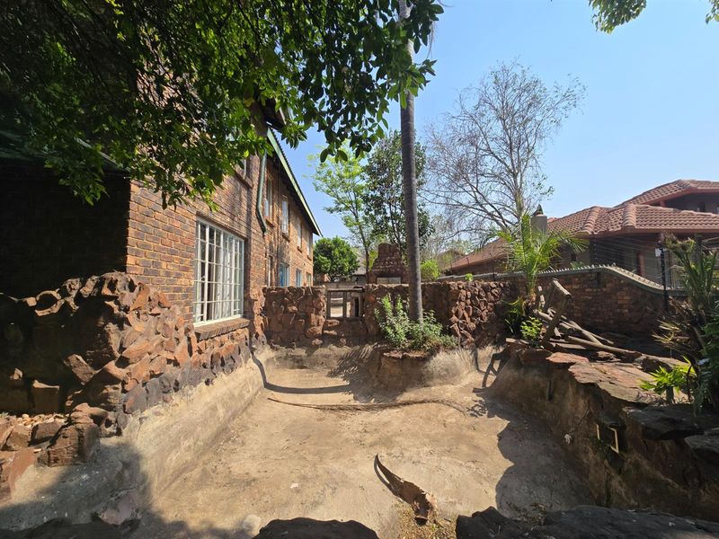 Spacious Double-Storey Home with Endless Potential - 8 Bedrooms, 7 Bathrooms, and Space for Everyone - Photo 4