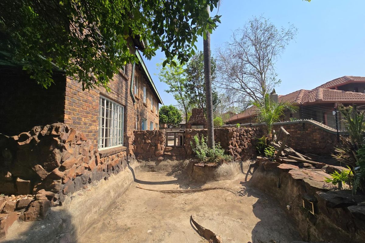 Spacious Double-Storey Home with Endless Potential - 8 Bedrooms, 7 Bathrooms, and Space for Everyone - Photo 4