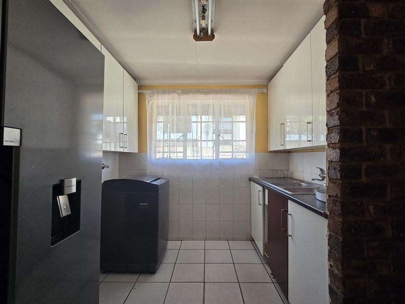 Spacious Double-Storey Home with Endless Potential - 8 Bedrooms, 7 Bathrooms, and Space for Everyone - Photo 10