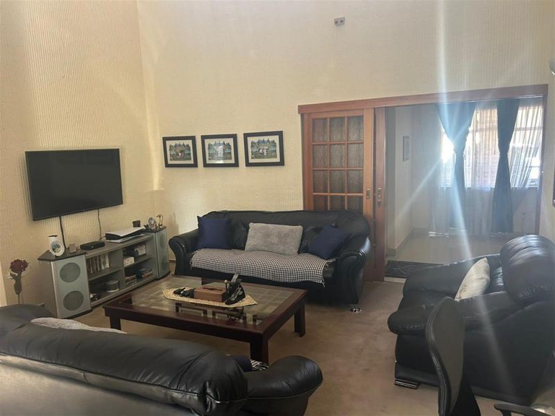 Elegant 3-Bedroom Family Home in Prime Bedfordview Location - Photo 3