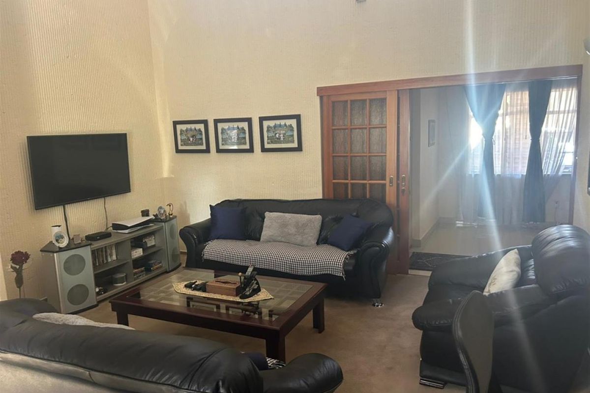 Elegant 3-Bedroom Family Home in Prime Bedfordview Location - Photo 3