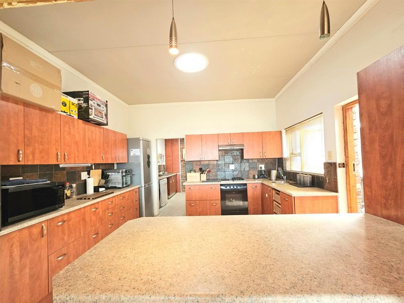 Coastal Gem - Walk to the Beach, Live with Possibility - Photo 8