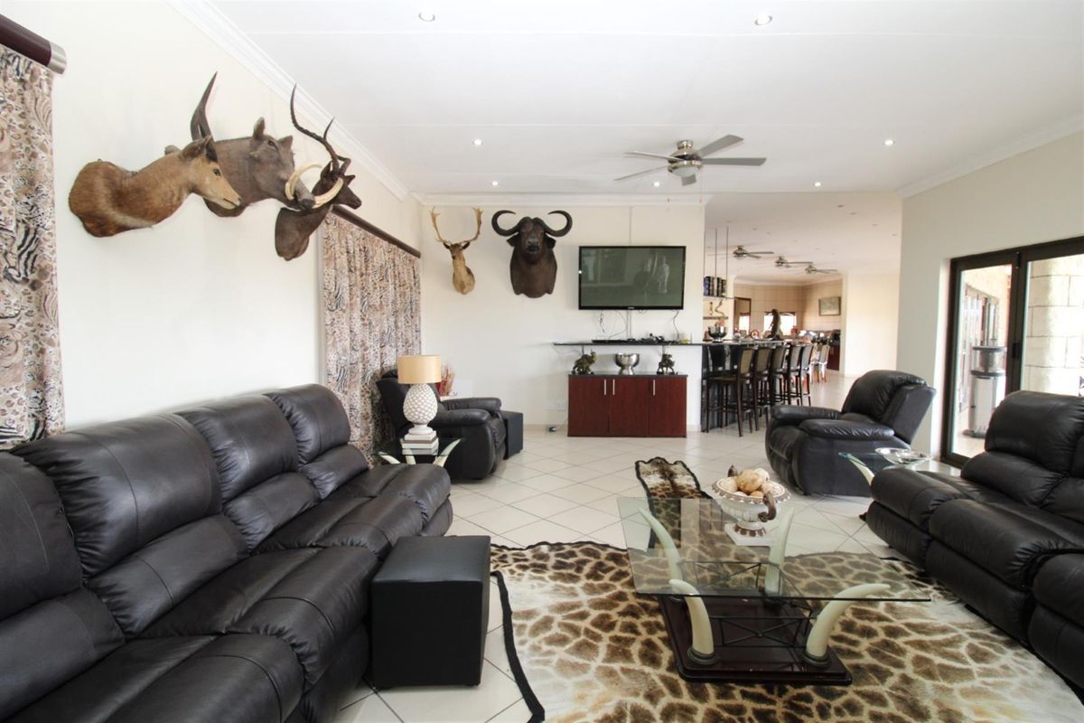 ROOIBERG - Game or Cattle Farm 990 ha with Lodge and spectacular mountain views - Photo 2