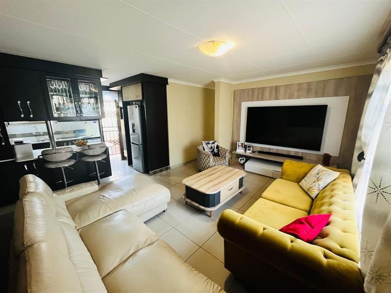 3 Bedroom House For Rental in Amandasig, Akasia - Photo 2