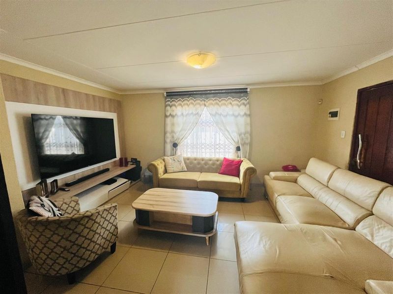 3 Bedroom House For Rental in Amandasig, Akasia - Photo 3