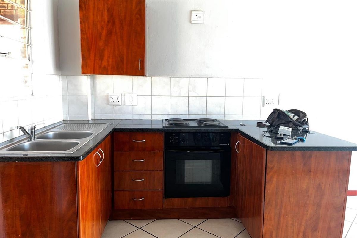 Townhouse For Sale in Honeypark, Roodepoort - Photo 3