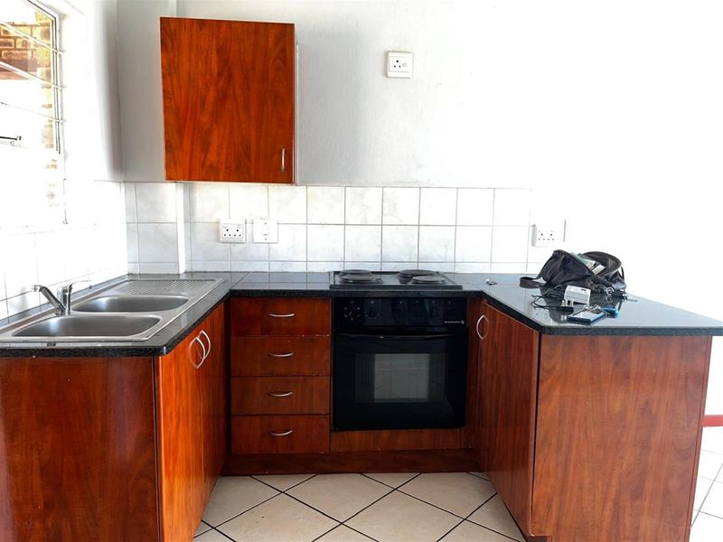 Townhouse For Sale in Honeypark, Roodepoort - Photo 3