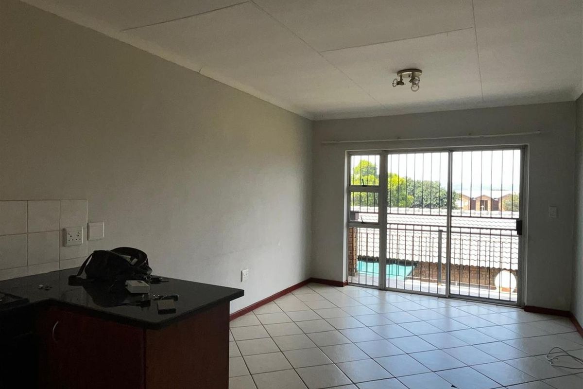 Townhouse For Sale in Honeypark, Roodepoort - Photo 4