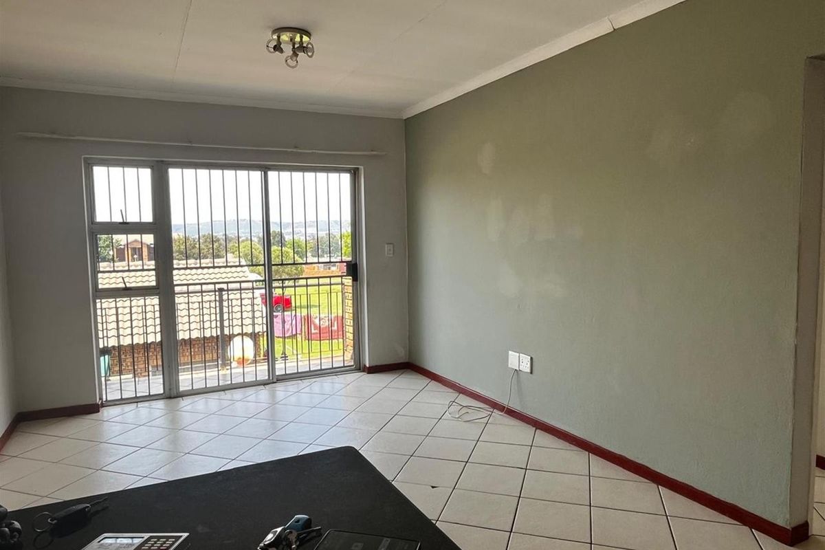 Townhouse For Sale in Honeypark, Roodepoort - Photo 3