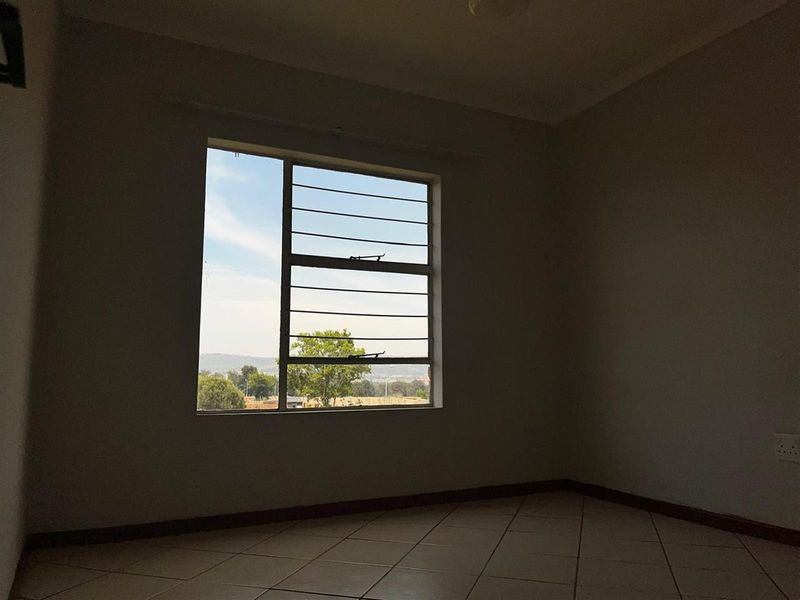 Townhouse For Sale in Honeypark, Roodepoort - Photo 4