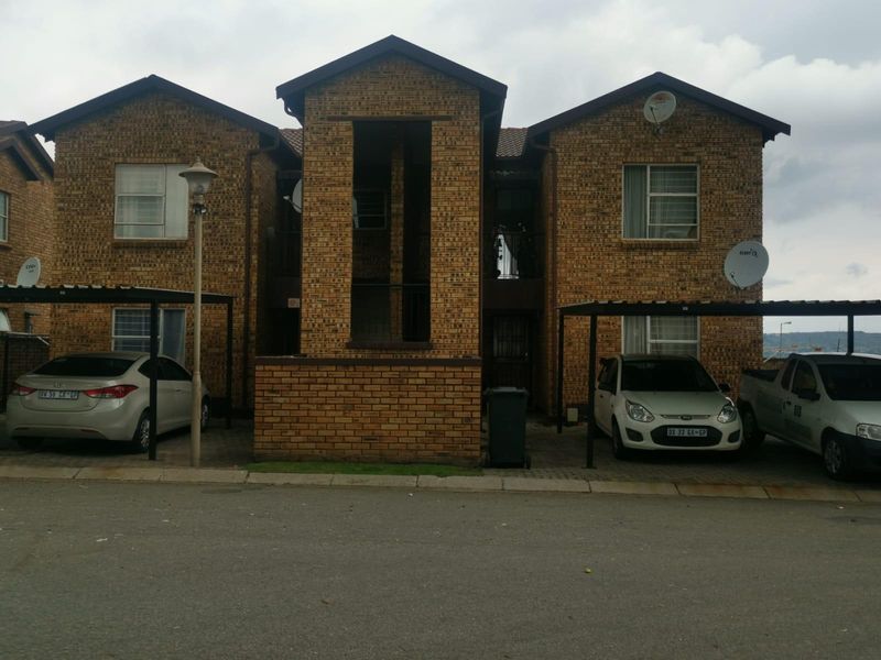 Townhouse For Sale in Honeypark, Roodepoort - Photo 2
