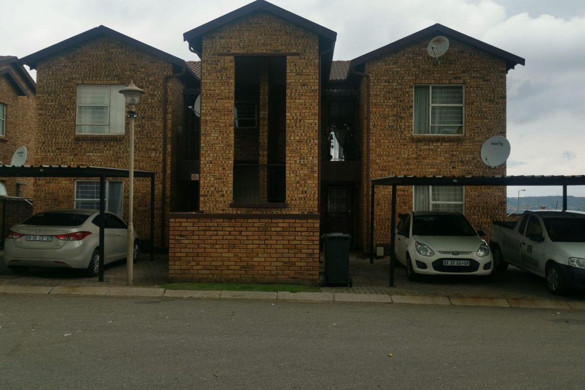 Townhouse For Sale in Honeypark, Roodepoort - Photo 2