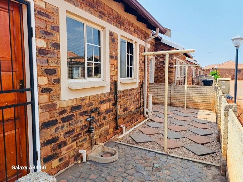 2 Bedroom Townhouse For Sale in The Orchards, Akasia - Photo 2