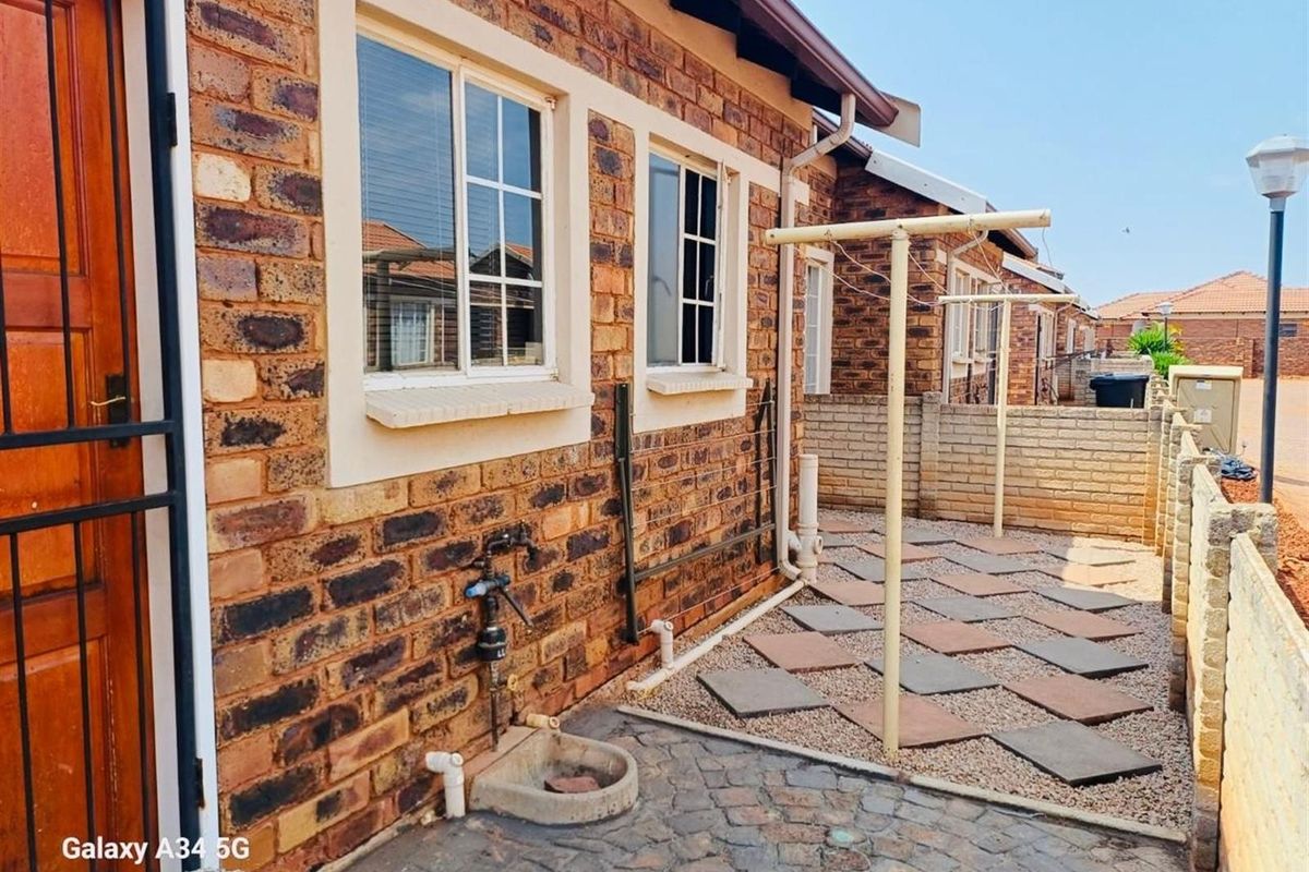 2 Bedroom Townhouse For Sale in The Orchards, Akasia - Photo 2