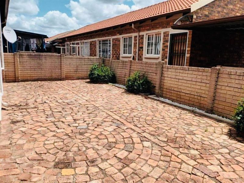 2 Bedroom Townhouse For Sale in The Orchards, Akasia - Photo 3