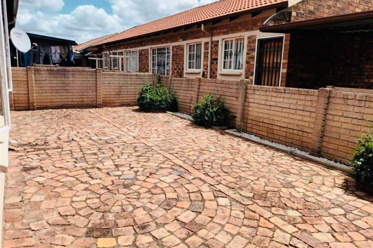 2 Bedroom Townhouse For Sale in The Orchards, Akasia - Photo 3