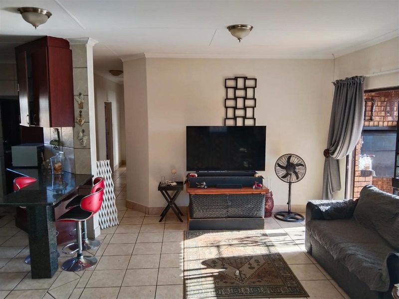 Modern Comfort Meets Prime Location - Your Ideal Duet Awaits in Aerorand West! - Photo 9